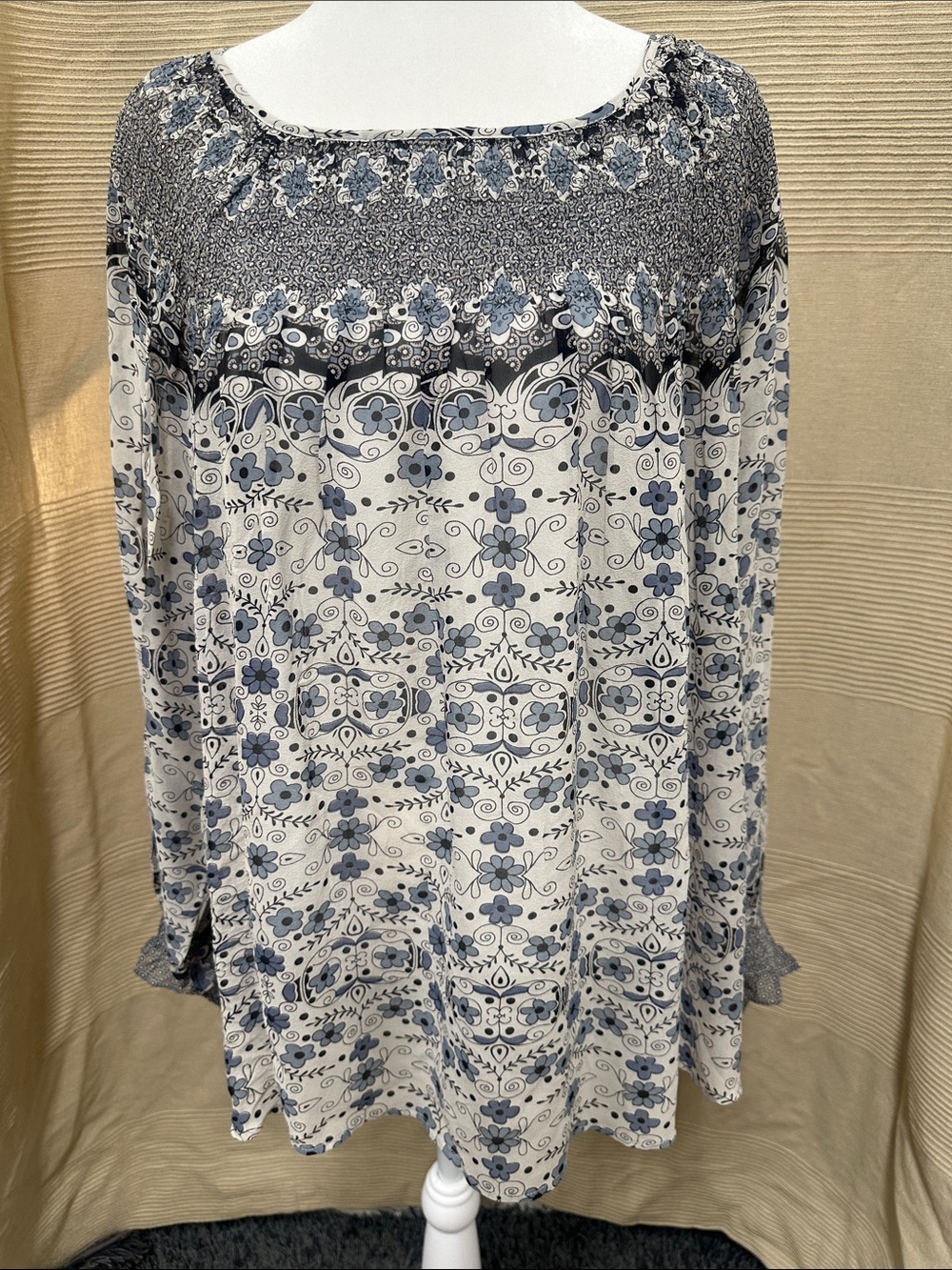 Sundance peasant blouse blue and white floral pattern, 100% silk made in India L